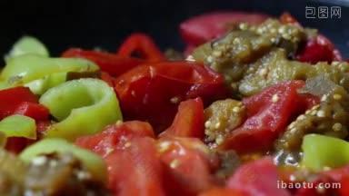 <strong>近距离</strong>的蔬菜炖肉在炖锅中与红色和绿色的辣椒粉，西葫芦和番茄